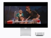 A imagem mostra o novo Mac mini M6 ao lado de um monitor Studio. Algum tipo de filme está sendo exibido 