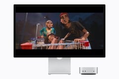 A imagem mostra o novo Mac mini M6 ao lado de um monitor Studio. Algum tipo de filme está sendo exibido