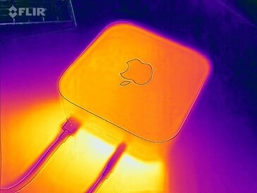 O ar quente se dissipa pela parte traseira.