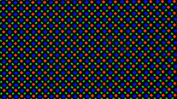 A tela OLED usa uma matriz de subpixel RG/BG que consiste em um LED vermelho, um azul e um verde cada.