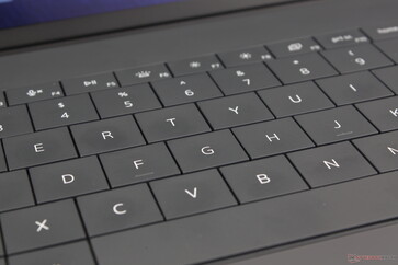 O deslocamento e o feedback das teclas são mais rasos e suaves do que gostaríamos para fins de escritório ou multimídia