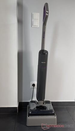 O Eureka FloorShine 830 em sua estação de recarga e autolimpeza.