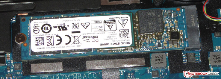 Um SSD serve como acionamento do sistema.