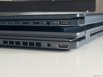 Zenbook Duo OLED (embaixo) vs. Zenbook 14 OLED (em cima)