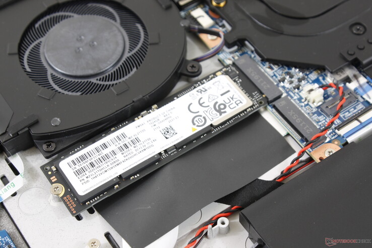 O sistema suporta até dois M.2 2280 PCIe 4 SSDs