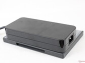 Os tijolos de alimentação externa para laptops estão ficando um pouco esburacados. Este adaptador MSI mede 18 x 8,5 x 3,5 cm e pesa pouco menos de 1 kg