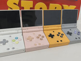 O Miyoo Mini Flip em suas quatro cores propostas para o lançamento. (Fonte da imagem: u/TenLevels)