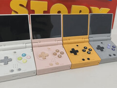 O Miyoo Mini Flip em suas quatro cores propostas para o lançamento. (Fonte da imagem: u/TenLevels)