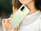 O Ace 6T é semelhante à versão não-T do telefone. Na foto: O telefone na cor Shadow Green. (Fonte da imagem: OnePlus)