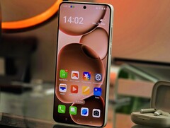 Oppo Find X8 Ultra em análise. (Fonte da imagem: Marcus Herbrich/Notebookcheck)