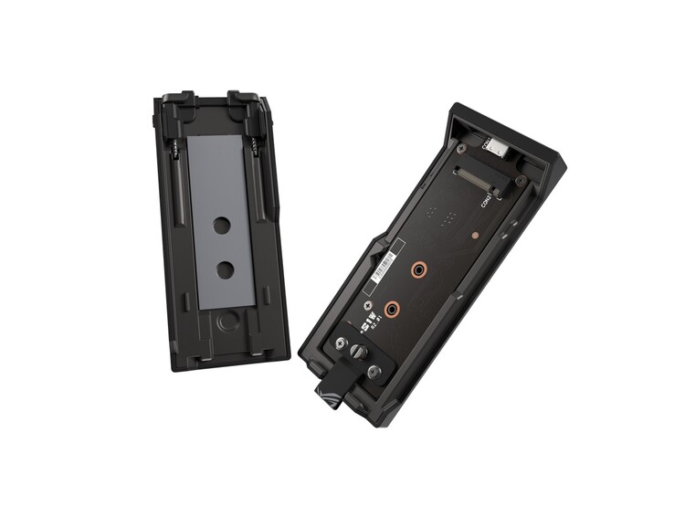 O Asus ROG Strix Aiolos mostrando a almofada térmica interna e o conector M.2