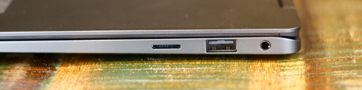 leitor de cartão microSD; USB Tipo A (3.2), conector de fone de ouvido de 3,5 mm