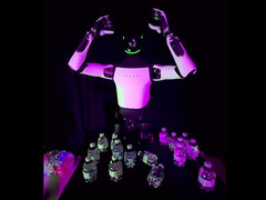 Tesla Optimus antes da queda. (Fonte da imagem: Decent_Cheesecake643/Reddit)