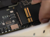 O "SSD removível" no Mac Studio é apenas um módulo de armazenamento em bruto com controlador NAND / pontes. (Fonte de imagem: Max Tech no YouTube)