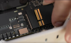 O &quot;SSD removível&quot; no Mac Studio é apenas um módulo de armazenamento em bruto com controlador NAND / pontes. (Fonte de imagem: Max Tech no YouTube)