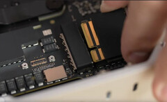 O "SSD removível" no Mac Studio é apenas um módulo de armazenamento em bruto com controlador NAND / pontes. (Fonte de imagem: Max Tech no YouTube)