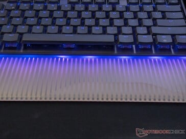 Luzes RGB brilhando através do mousepad de silicone fosco.