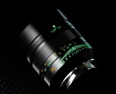 A lente 7Artisans 75mm f/1.25 de segunda geração apresenta letras que brilham no escuro. (Fonte da imagem: 7Artisans)