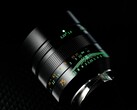 A lente 7Artisans 75mm f/1.25 de segunda geração apresenta letras que brilham no escuro. (Fonte da imagem: 7Artisans)