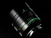 A lente 7Artisans 75mm f/1.25 de segunda geração apresenta letras que brilham no escuro. (Fonte da imagem: 7Artisans)