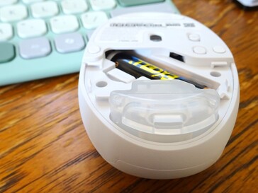 O frasco de fragrância tem uma abertura voltada para a parte traseira. (Fonte da imagem: Notebookcheck)