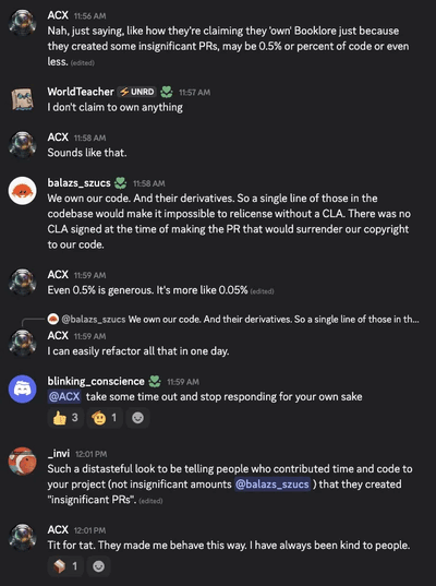 Um trecho de uma conversa no Discord com o desenvolvedor do Booklore sobre as alterações no contrato de licenciamento e a exigência de cobrir as contribuições da comunidade em um CLA