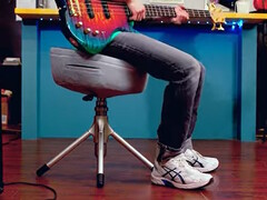 A banqueta Throne X da Cooler Master vibra de acordo com a batida da música que está sendo executada ou de seu metrônomo interno para aumentar a imersão musical. (Fonte da imagem: Cooler Master)