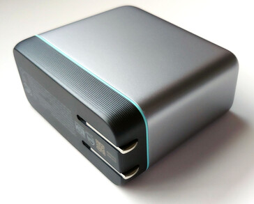 Vista dos lados esquerdo, inferior e traseiro.