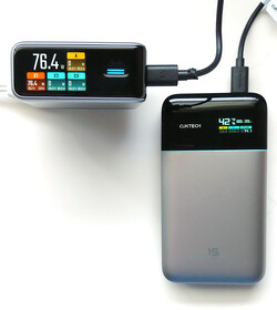Cuktech 10 Ultra carregando rapidamente um power bank Cuktech 15 Air.