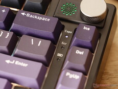 As luzes indicadoras mostram as notificações de caps lock, scroll lock e bateria.