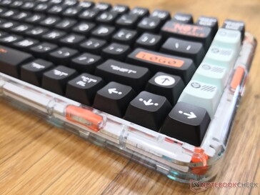 Uma base plástica torce e range mais rapidamente quando comparada com a maioria dos outros teclados mecânicos