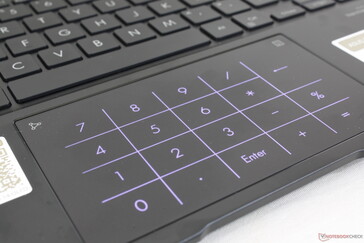 O teclado numérico virtual é muito bom, mas infelizmente não inclui feedback tátil