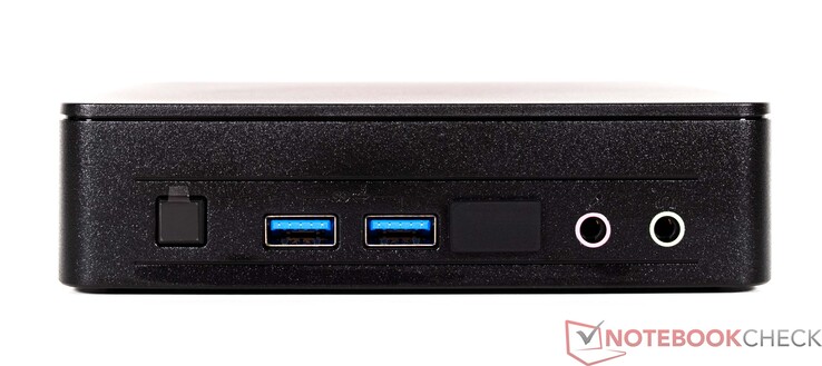 Frente: 2x conector USB 3.2, 3.5 mm