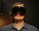 Jogador retratado usando o headset Steam Frame VR