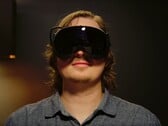 Jogador retratado usando o headset Steam Frame VR