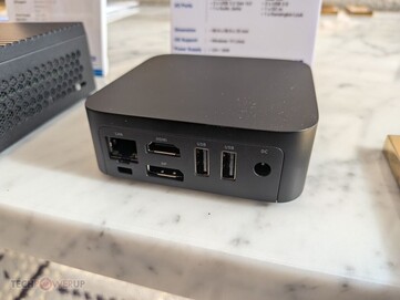 Portas do ECS Liva Z4. (Fonte da imagem: TechPowerUp)