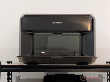 impressora UV eufyMake E1 com a porta frontal aberta.
