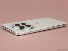 Consideramos o OnePlus 13 uma espécie de &quot;revolução da bateria&quot; quando o analisamos no ano passado. (Fonte da imagem: Notebookcheck)