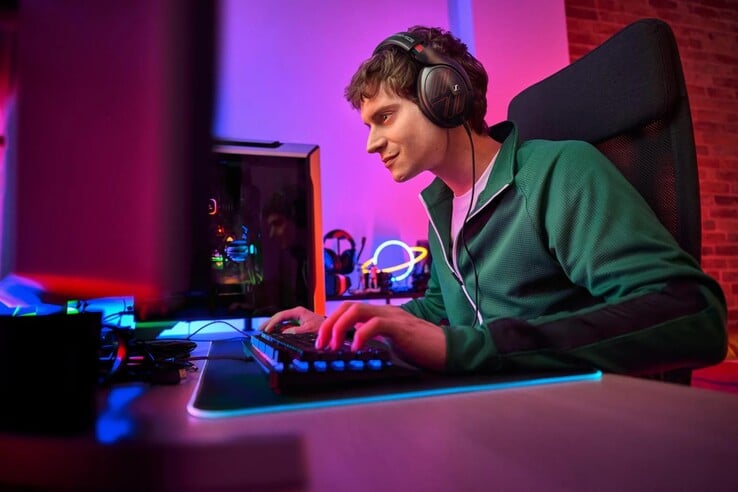 A nova versão do fone de ouvido Sennheiser HD 620S apresenta detalhes em vermelho por toda parte. 