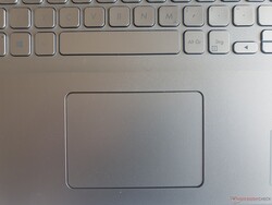 Asus VivoBook 17: O Clickpad preciso mede 10,5 x 7,4 mm (~4,1 x 2,9 pol.)