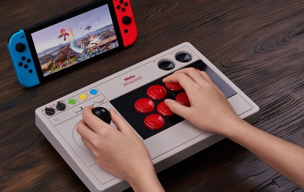 O 8BitDo Arcade Stick conectado a um Nintendo Switch. (Fonte da imagem: 8BitDo)