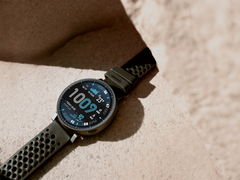 O smartwatch Amazfit Active Max, retratado em um fundo com textura de rocha. (Fonte da imagem: Amazfit)