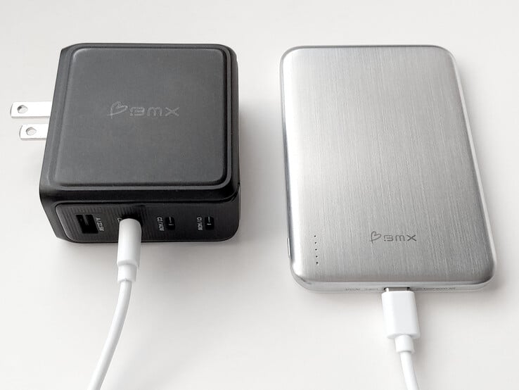 Carregador USB BMX GaNSTA 140W com o banco de energia BMX SolidSafe Air.