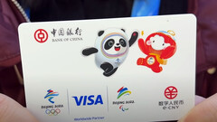 Carteira digital de hardware yuan na forma de cartão VISA (imagem: WSJ/YouTube)