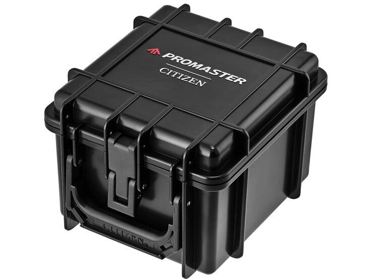 O relógio vem em uma embalagem preta personalizada do Promaster, no estilo de uma caixa de pesca.