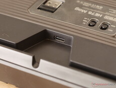 Canal de cabos, switches de sistema operacional e conectividade e armazenamento de dongles.