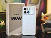 Um smartphone Honor Win de primeira geração contraposto à sua caixa.