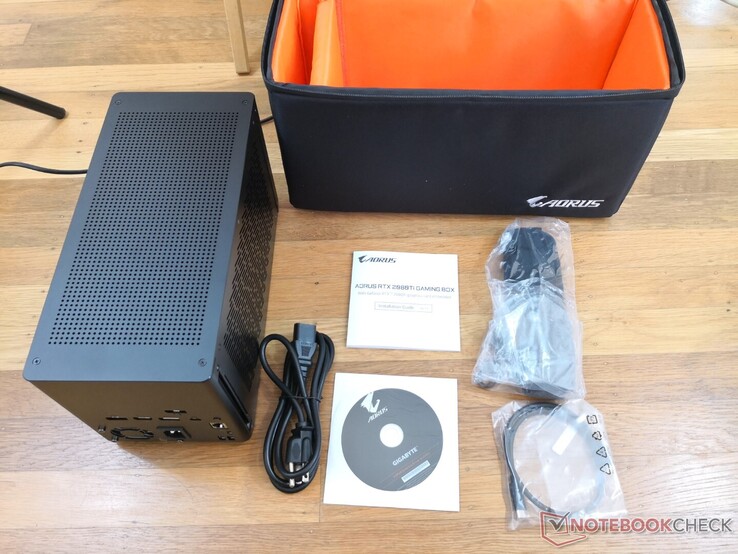 A caixa de varejo inclui um estojo de transporte, correia de transporte de couro, cabo de alimentação AC, disco do motorista, manual e um cabo Thunderbolt 3 curto de 0,5 m. Recomendamos baixar os últimos drivers online em vez de usar o disco