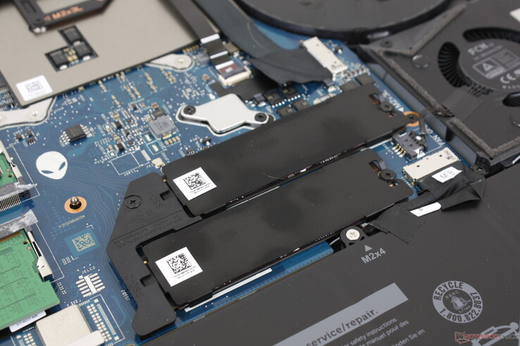Dual 1 TB Samsung PM9A1 PCIe4 x4 NVMe SSDs em RAID 0 para taxas de leitura sequencial sustentada de mais de 13000 MB/s. Um espalhador de calor vem como padrão para ambos os drives para auxiliar no resfriamento