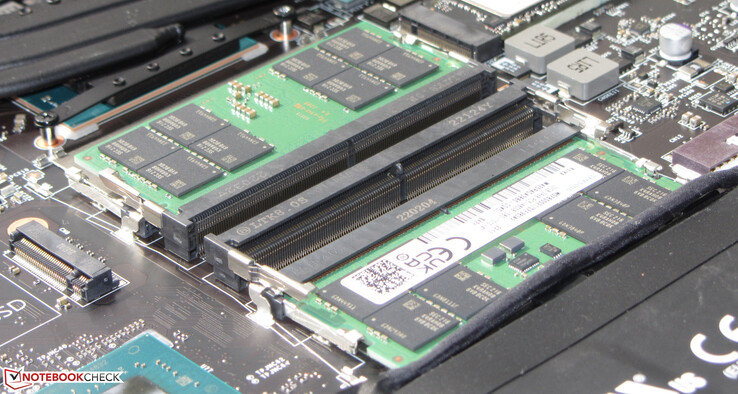 O laptop lhe dá opções para aumentar ainda mais o desempenho de seu sistema: por exemplo, apenas dois dos quatro slots de RAM estão ocupados.